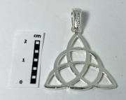 6381 - Dije triqueta lisa 2.5 cm